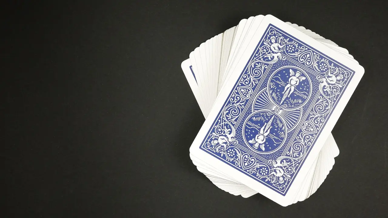 Jeux de cartes solitaires : divertissement relaxant