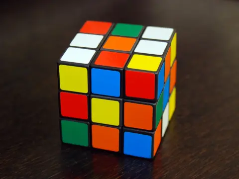 Guide pour résoudre Rubik's Cube.