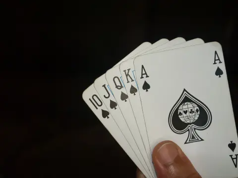 Jeux de cartes à deux : bluffer gagnant