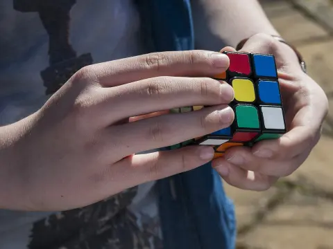 Maîtrisez le Rubik's Cube en 20 secondes