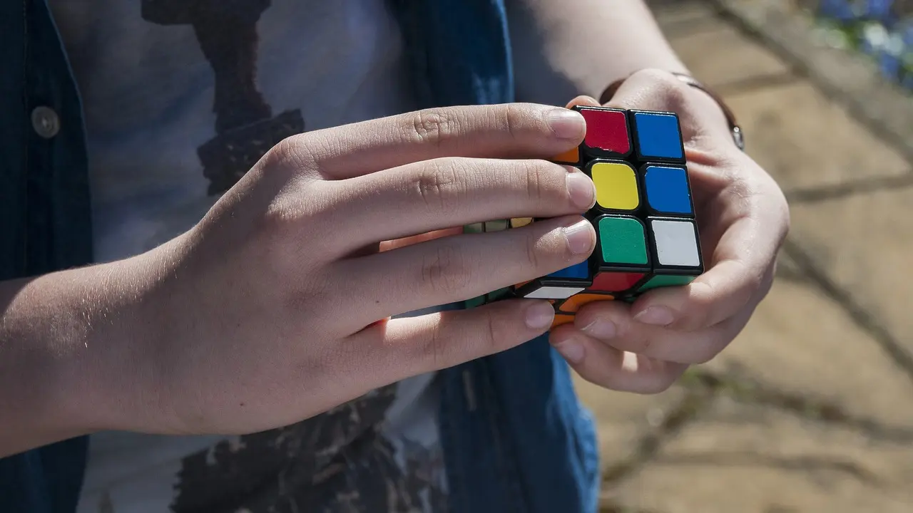 Maîtrisez le Rubik's Cube en 20 secondes
