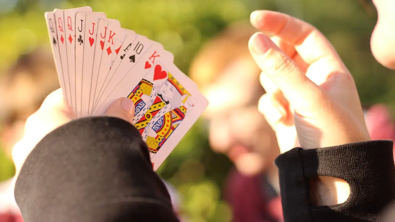 Hanamikoji, un jeu de cartes élégant et tactique pour deux joueurs