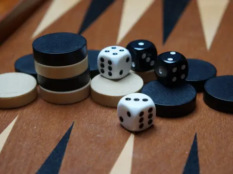 Maîtriser les règles du Backgammon